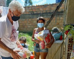 Entrega de doações no bairro Florença (Ribeirão das Neves - MG), no dia 27/02.